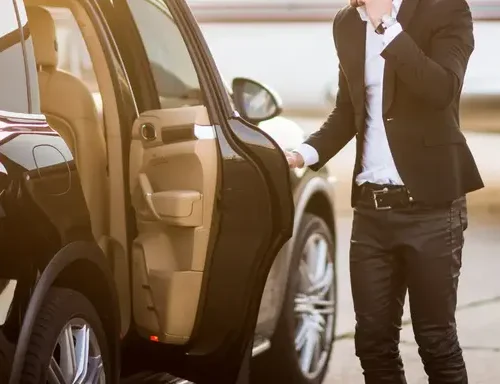 Airport Chauffeur Service vs. Public Transportation - The Best Choice for Singapore Visitors