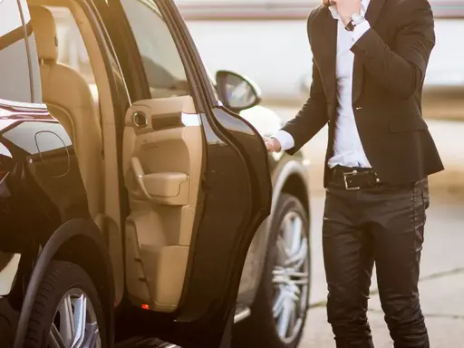 Airport Chauffeur Service vs. Public Transportation - The Best Choice for Singapore Visitors